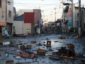 津波から一夜明けた商店街の画像