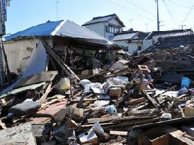 倒壊家屋と押し寄せたがれきが津波の恐ろしさを物語るの画像