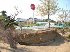 液状化現象で浮き上がった防火水槽の画像