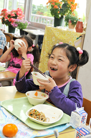 給食に地元食材がいっぱいの画像