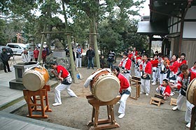 新春にお囃子を披露の画像