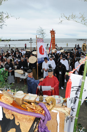 伝統の祭り　厳かに祈りささげるの画像