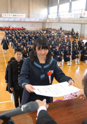 笑顔の巣立ちの画像