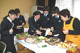 中学生がランチバイキングの画像