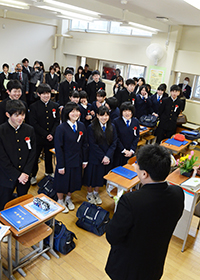 笑顔の巣立ちの画像