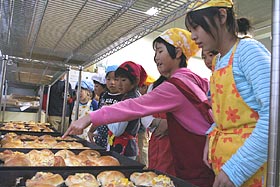 おいしそうに焼けたよ！「地域子ども教室」でパンづくりの画像