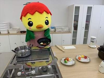 ひかた市民センターで料理をするあさピー