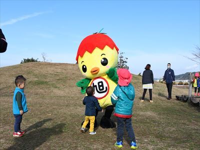 子どもたちと戯れるあさピー