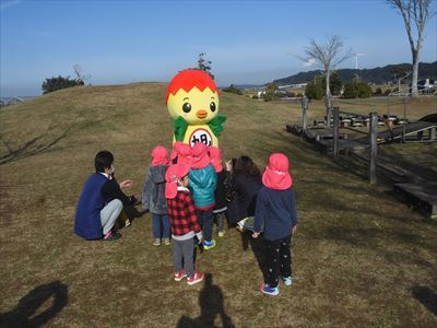 あさピーと写真を撮ろうと並ぶ子どもたち