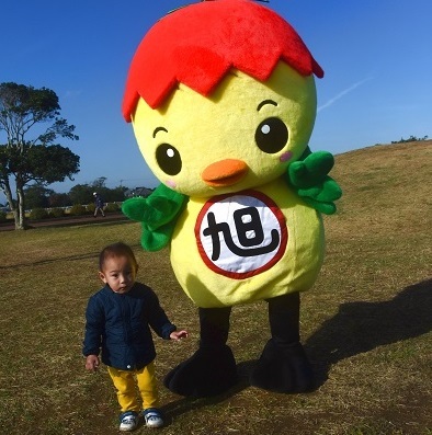 男の子と写真を撮るあさピー