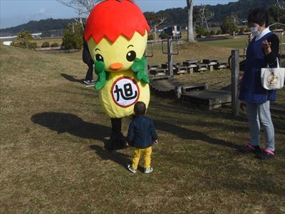 子どもたちと別れを惜しむあさピー