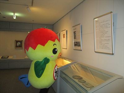 濤川惣助の展示品にうっとりするあさピー