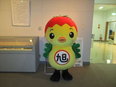 企画展会場で椅子に座るあさピー
