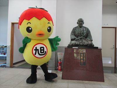 大原幽学の坐像の前でポーズをとるあさピー