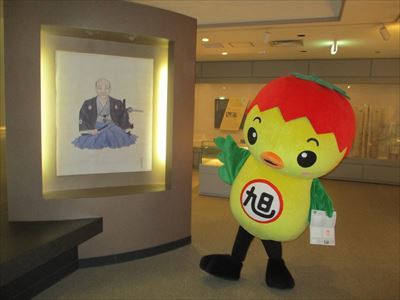 大原幽学肖像画の前のあさピー