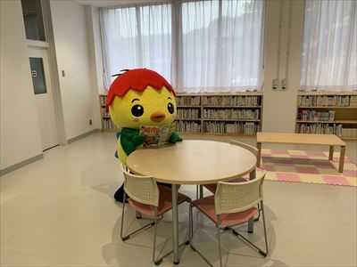 ひかた市民センター図書コーナーで本を読むあさピー