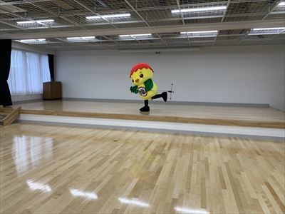 ひかた市民センターホールで歌うあさピー