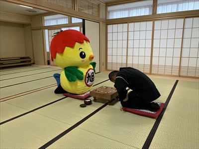 ひかた市民センター和室で囲碁をするあさピー