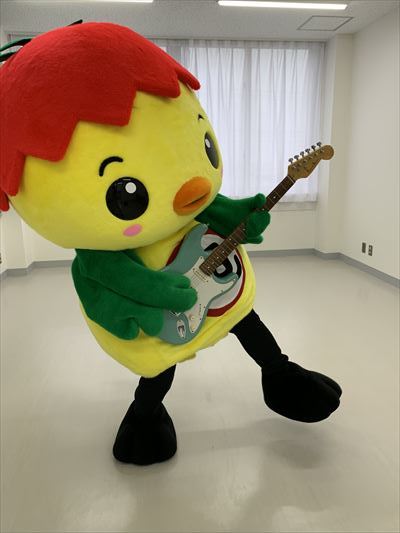 ひかた市民センター音楽室でギターを弾くあさピー