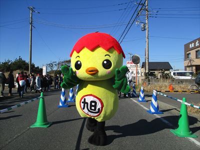 ランニングコースで応援準備をするあさピー
