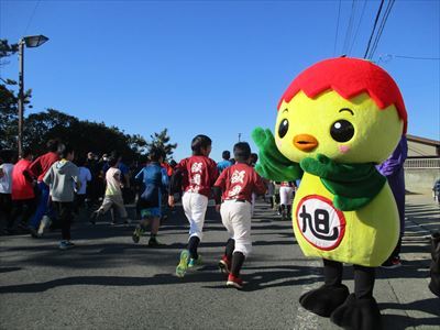 走る選手たちを応援するあさピー