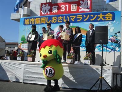 表彰台の前のあさピー