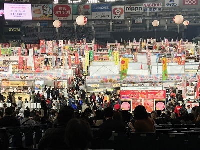 ふるさと祭り東京2020の多くの人で賑わう会場