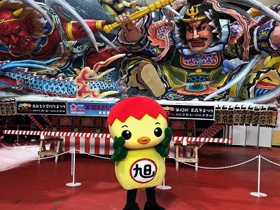 ねぶたの前でポーズをとるあさピー