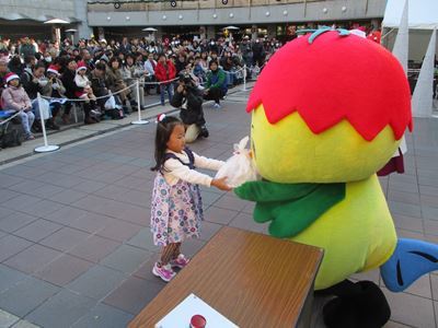 当選した女の子にパンケーキをプレゼントするあさピー