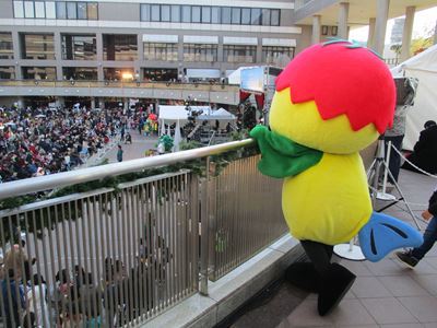 会場のステージを見下ろすあさピー