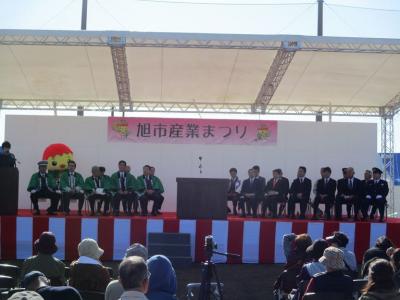 産業まつり開会式ステージに立つあさピー