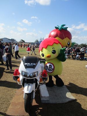 展示されている白バイとあさピー