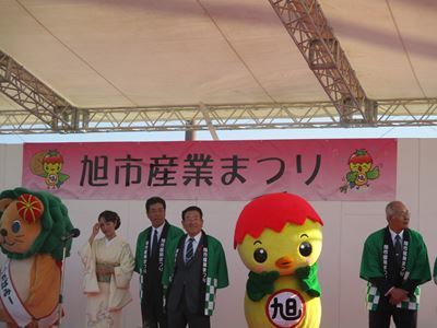 閉会式に臨むあさピー