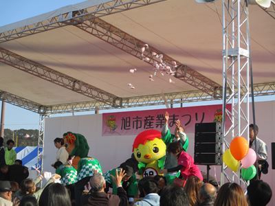 ステージから撒かれる餅とあさピー