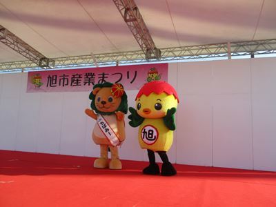 ステージ上のあさピーとJAちばみどりマスコットキャラクター「ちばみー」