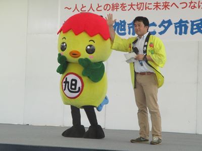 答えが分かった人に挙手を促すあさピーたち