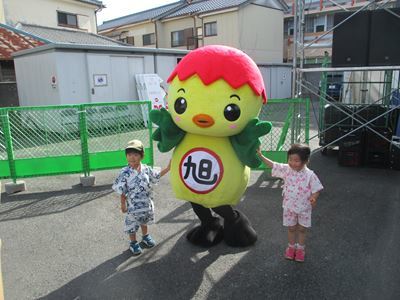 子どもたちと写真を撮るあさピー