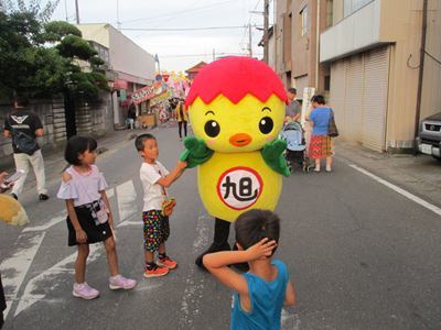 商店街の方にやってきて子どもたちと戯れるあさピー