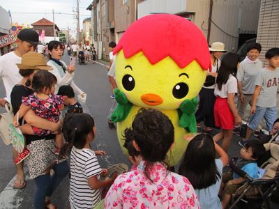 たくさんの人に囲まれて照れるあさピー