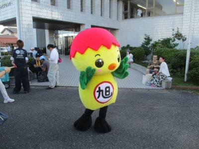 ユートピアセンター前で手を振るあさピー