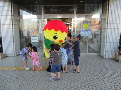 ユートピアセンター前で子どもたちと戯れるあさピー