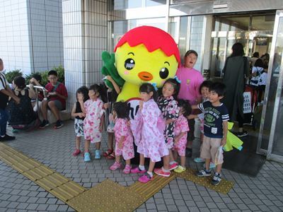 ユートピアセンター前で子どもたちと写真を撮るあさピー