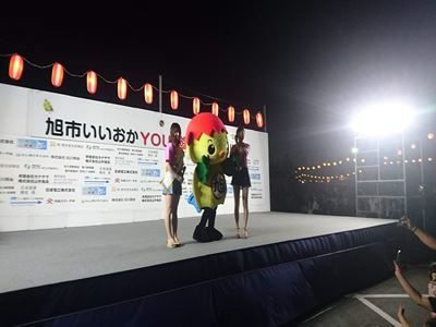 ステージでカウントダウンをするあさピー
