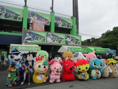 球場の前でご当地キャラたちと集合写真を撮るあさピー