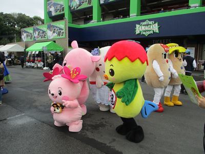 君津市のマスコットキャラクターの「きみぴょん」とあさピー