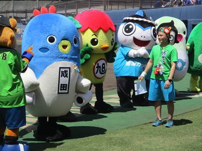 球場内でラジオ体操をするべく並ぶあさピー