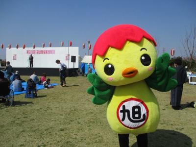 袋公園桜まつりステージ前でポーズをとるあさピー