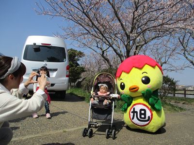 桜の下赤ちゃんと写真を撮るあさピー