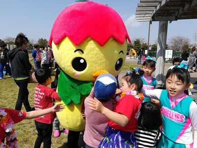 子どもたちに囲まれるあさピー