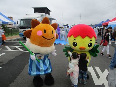 気象庁のマスコットキャラクター「はれるん」とあさピー